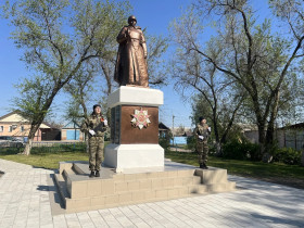 прошел митинг по возложению цветов.